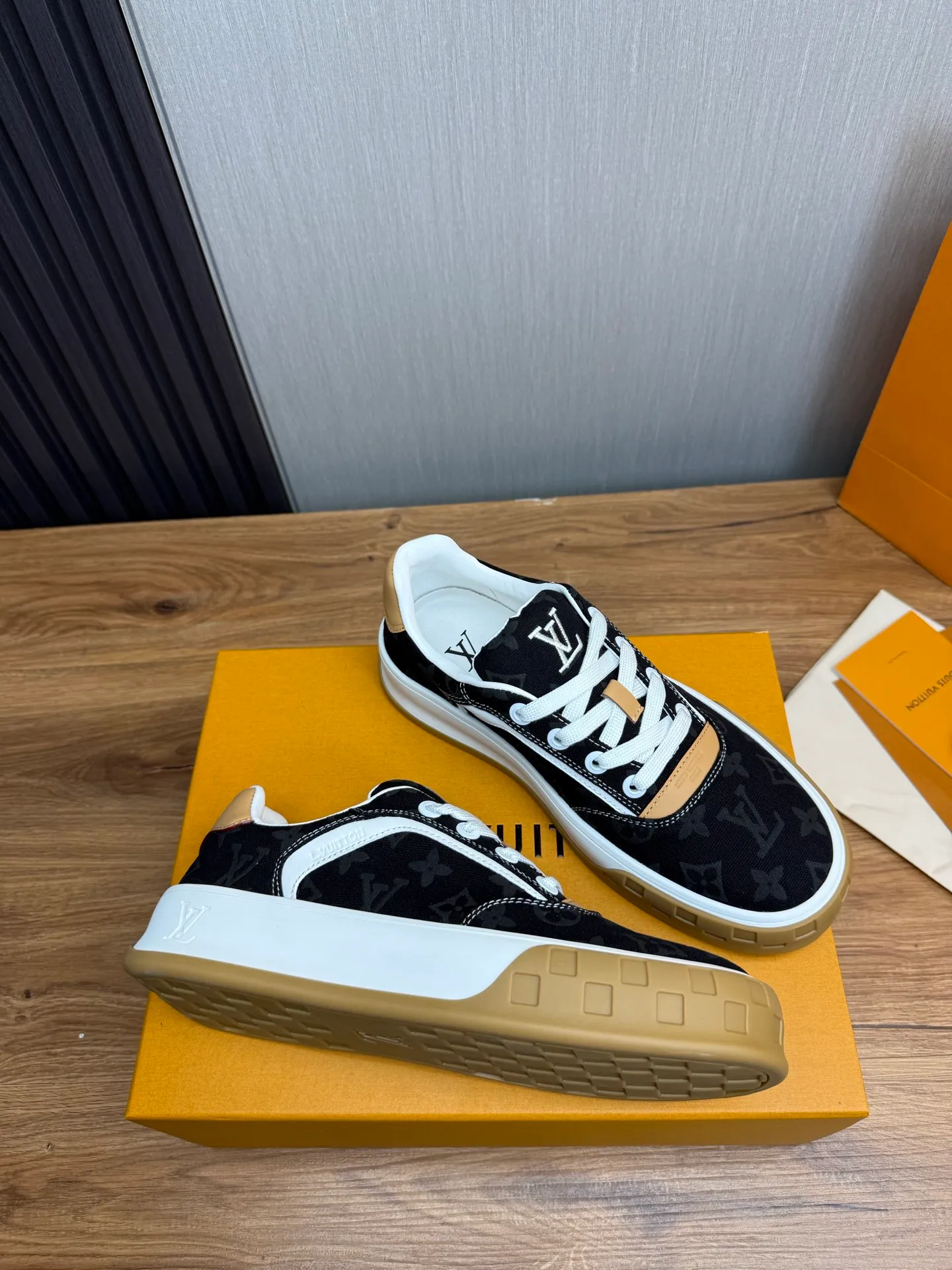 Men's shoes 620💰 Lv. Top purchasing agent🇮🇹 Louis Vuitton, sports sneakers counter synchronization, uppers imported from Italy, high-quality splicing and complex handicrafts, imported mesh pads are soft and comfortable, soles: original factory special soles, TPU exclusive movable molded soles super comfortable, original factory single goods, 🔍🔍high quality, you can enter and exit the counter at will, welcome to compare, code number 38-44 (customized 38.45)